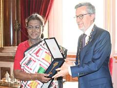 
      
      President Murmu recieves 
