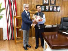 
      
      Mizoram CM Lalduhoma meets NCB Director General Anurag Garg 
      
      