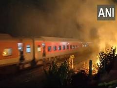 
      
      Thane: Fire breaks out near railway tracks at Mumbai station
      
      