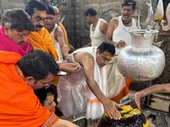 
      
      Union Min Nitin Gadkari offers prayers at Mahakaleshwar Temple 
      
      