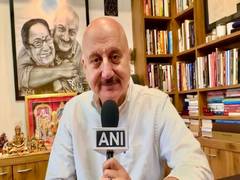 
      
      Anupam Kher offers prayers at Siddhivinayak Temple
      
      