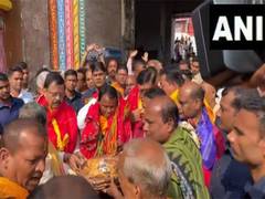 
      
      Odisha CM Mohan Charan Majhi offers prayers at Jagannath Temple 
      
      