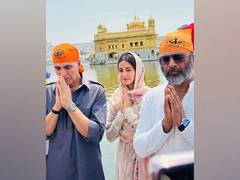 
      
      Kesari 2: Akshay, Madhavan, Ananya offer prayers at Golden Temple
      
      