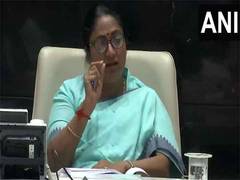 
      
      Delhi CM chairs meeting with PWD officials to discuss decisions 
      
      
