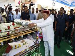 
      
      Karnataka Governor pays last respects to Pahalgam attack victim 
      
      