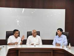 
      
      Gujarat CM holds key meeting at Ahmedabad Police Commissioner’s O
      
      