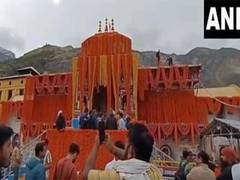 
      
      Badrinath Temple being adorned with 40 quintals of flowers
      
      