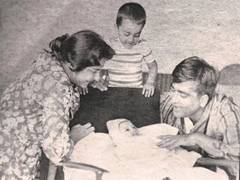 
    Sanjay Dutt posts throwback childhood pic with mother Nargis Dutt
    