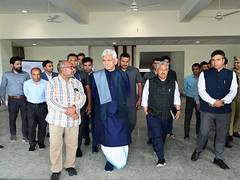 
      
      J-K LG reviews ongoing arrangements for Yatris in Srinagar
      
      
