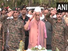 
      
      J-K: LG Manoj Sinha pays tribute to Rifleman Sunil Kumar 
      
      