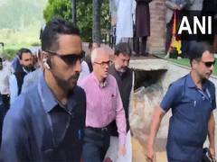 
      
      J-:  CM visits Pakistani shelling-affected area in Kupwara
      
      