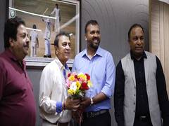 
      
      Sunil Gavaskar inaugurates 10000 Gavaskar 
      
      