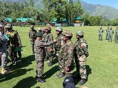 
      
      COAS Upenda Dwivedi visits forward locations of Baramulla
      
      