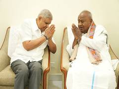 
      
      VP Dhankhar meets former PM Deve Gowda, conveys birthday greeting
      
      