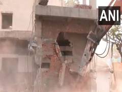 
      
      Gujarat: Ahmedabad police continue demolition drive near Chandola
      
      