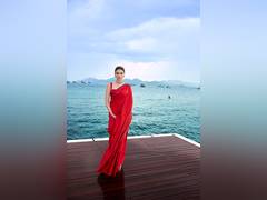 
      
      Cannes: Aditi embraces charm of traditional Indian shringar 
      
      