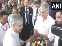 
      
      Union Minister Ashwini Vaishnaw boards special train from Patna
      
      