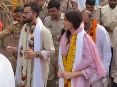 
      
      Anushka Sharma, Virat Kohli seek blessings at Ayodhya
      
      