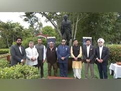 
      
      Guyana: All-party delegation pays floral tributes
      
      