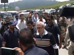 
      
      Abdullah arrives at Gulmarg Club for high-level government meetin
      
      