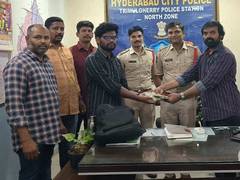 
      
      Hyderabad Police lauds auto driver who returned Rs 2 lakh
      
      