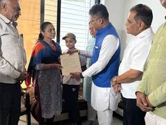 
      
      Gujarat: Assam Minister Pijush Hazarika meets family of Pahalgam 
      
      