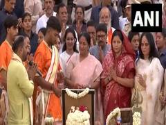 
      
      Rekha Gupta performs Yamuna Aarti to mark 100 days of BJP govt
      
      