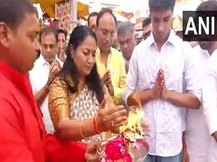 
      
      Delhi CM Offers Prayers at Haridwar
      
      