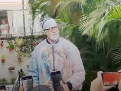 
    Amitabh Bachchan distributes umbrellas to fans outside residence
    