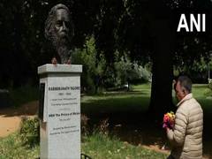 
      
      Samik Bhattacharya pays floral tribute to Rabindranath Tagore
      
      