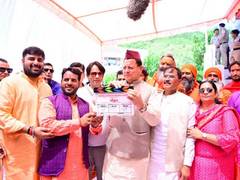 
      
      Uttarakhand CM claps 