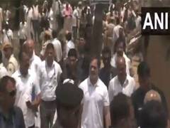 
      
      Bihar: Rahul Gandhi meets family of 'Mountain Man' in Gaya
      
      