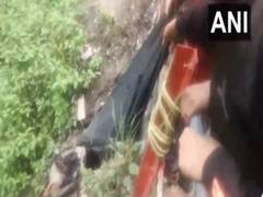 
      
      2 dead, 3 injured as debris falls near Junglechatti on Kedarnath 
      
      
