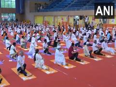 
      
      Lakhs of Warkaris perform yoga with CM Fadnavis on IYD
      
      