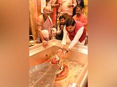
      
      Madhya Pradesh CM offers prayers at Kashi Vishwanath temple
      
      