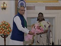 
      
      Sikkim Governor meets President Droupadi Murmu 
      
      