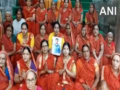 
      
      Devotees offer prayers at Mahakaleshwar for Shubhanshu Shukla 
      
      