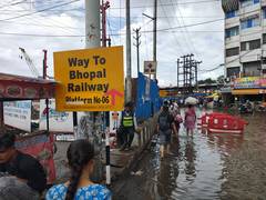 
      
      MP: Heavy waterlogging near Bhopal railway station
      
      