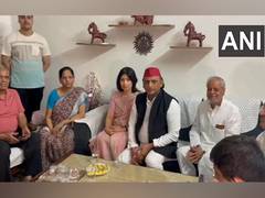 
      
      Akhilesh Yadav, Dimple Yadav meet family of Shubhanshu Shukla
      
      