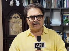 
      
      Ashoke Pandit condemns Naseeruddin Shah's support to Diljit
      
      
