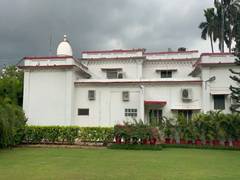 
      
      UP: Sandalwood tree worth lakhs stolen from KGMU Vice-Chancellor’
      
      