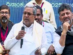 
      
      Siddaramaiah ends 'CM change' speculation with DK's backing
      
      