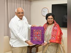 
      
      Gujarat: NCW Chief Vijaya Rahatkar meets CM Bhupendra Patel 
      
      