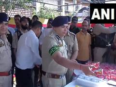 
      
      Police officials distribute water among Shia mourners
      
      