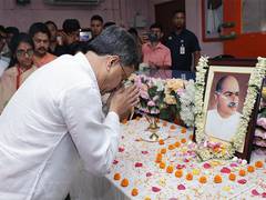 
      
      Tripura CM Manik Saha pays tribute to Syama Prasad Mookerjee 
      
      