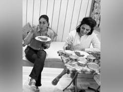 
      
      Kareena Kapoor bonds with Neetu Kapoor over 
