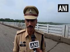 
      
      Vadodara Bridge Collapse: '3-4 vehicles fallen into Mahisagar Riv
      
      