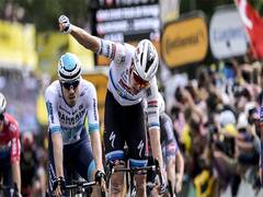 
      
      Tour de France: Tim Merlier dodges chaos to win stage 3
      
      