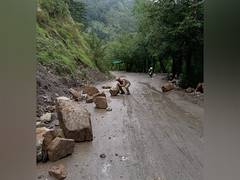 
      
      Chamoli Police lauds Home Guard personnel for removing boulders f
      
      