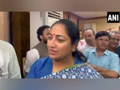 
      
      Delhi CM distributes compensation to Dilli Haat fire victims
      
      